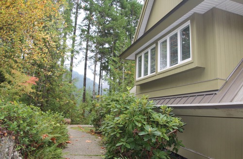 Port Alberni Cabin | Lakefront studio