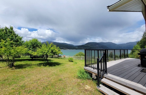 Fauquier Cottage | Lakeshore Cottage with Sandy Beach on Arrow Lake
