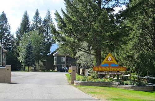 Windermere House | Lakeside 3 bed townhome w/private beach access!
