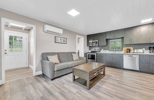 Centre Hastings Cottage | Lakeside Bliss - Charming 3BR Cottage on the Water
