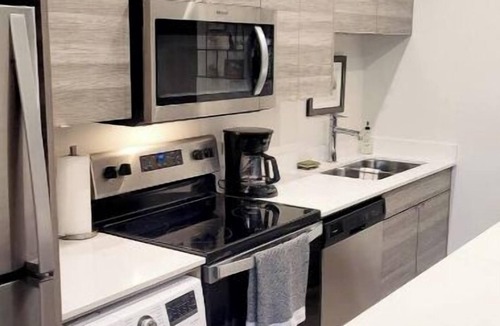 Vernon Apartment | Lakeside Condo - King Bed + Poolnn