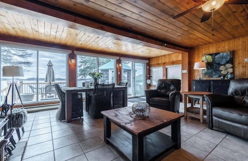 Lac-des-Plages Cottage | Lakeside Cottage with Private Beach Getaway