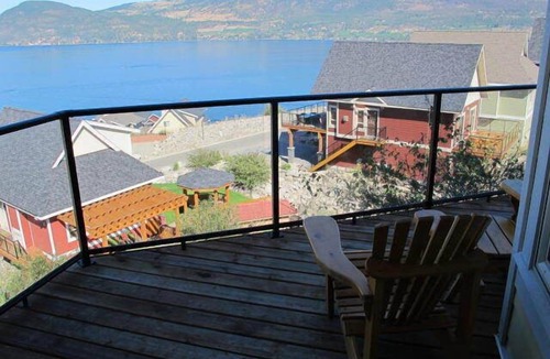 Central Okanagan Cottage | Lakeside cottage along La Casa Cottage Resort