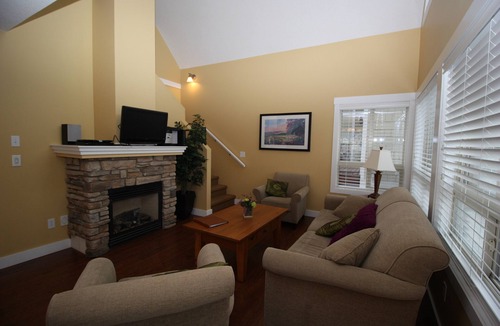 Central Okanagan Cottage | Lakeside cottage along La Casa Cottage Resort