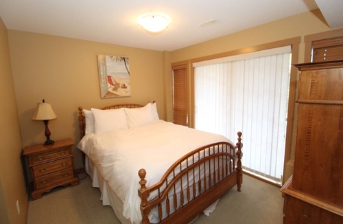 Central Okanagan Cottage | Lakeside cottage along La Casa Cottage Resort