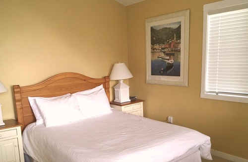 Central Okanagan Cottage | Lakeside cottage along La Casa Cottage Resort
