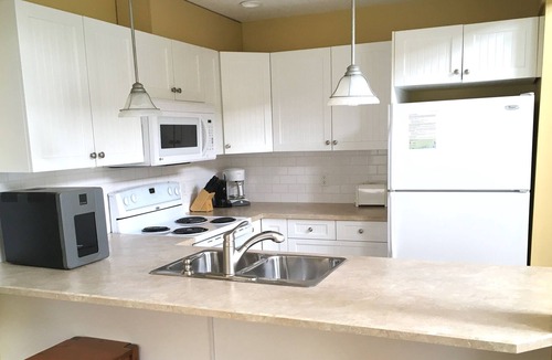 Central Okanagan Cottage | Lakeside cottage along La Casa Cottage Resort