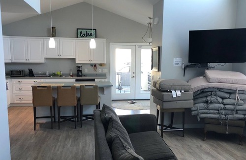 Central Okanagan Cottage | Lakeside cottage along La Casa Cottage Resort