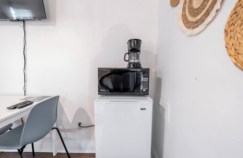 Lambton Shores Apartment | Lakeside Motel #5 | Near Ipperwash Beach | Free Parking & WiFi
