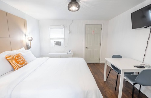 Lambton Shores Apartment | Lakeside Motel #5 | Near Ipperwash Beach | Free Parking & WiFi