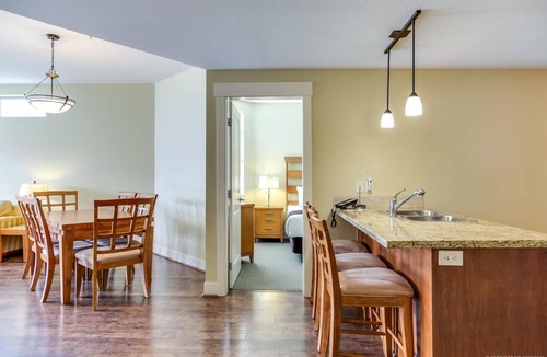 Westbank House | LAKESIDE WITH SPECTACULAR VIEW | OKANAGAN GALLERY