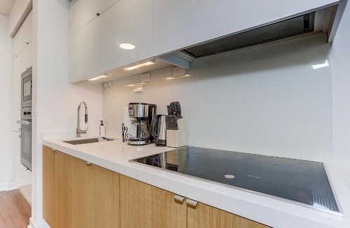 Bay Cloverhill Apartment | Lakeview 1 Bed 1 Den by Rogers Centre