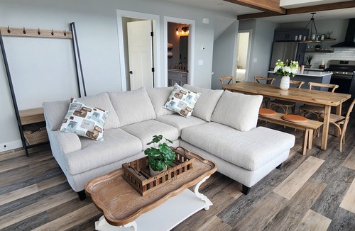 Central Okanagan House | Lakeview Cottage with Pool and Hot Tub