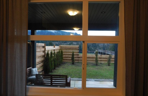 Youbou House | Lakeview Escape in Northshore Estates