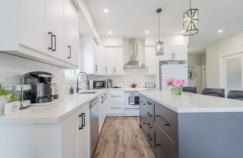 Alcona House | Lakeview Getaway *3Bdrm/3 Bath* King bed*45 minutes to Toronto*Steps to the Lake