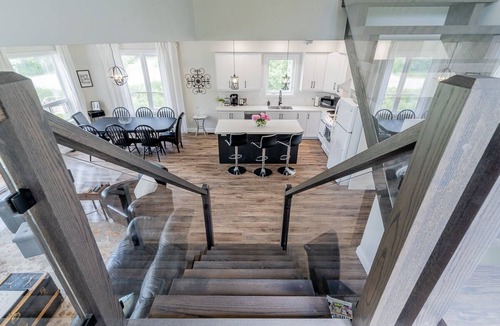 Alcona House | Lakeview Getaway *3Bdrm/3 Bath* King bed*45 minutes to Toronto*Steps to the Lake