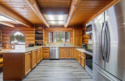 Magna bay Ski Chalet | Lakeview log cabin for family fun - up 20 guests! Beach access, buoy, hot tub.