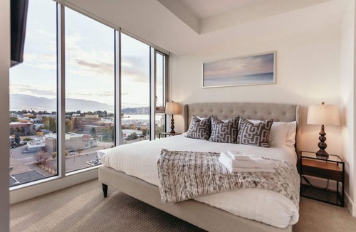 North End Apartment | LAKEVIEW LUXE | FULLY FURNISHED 2 BED & DEN | DT KELOWNA!