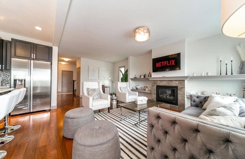 Southwest Edmonton House | ✦Lakeview Luxury Home💤King Beds⚽Foosball⚡WiFi✦Netflix!