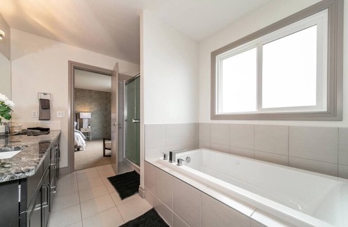 Southwest Edmonton House | ✦Lakeview Luxury Home💤King Beds⚽Foosball⚡WiFi✦Netflix!