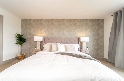 Southwest Edmonton House | ✦Lakeview Luxury Home💤King Beds⚽Foosball⚡WiFi✦Netflix!