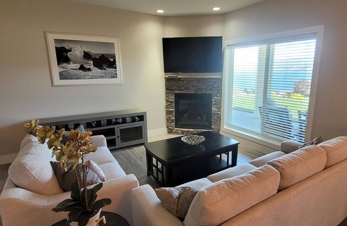 Central Okanagan House | Lakeview Luxury Suite