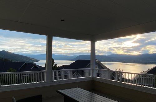 Southwest Mission House | Lakeview Peaceful 2BR Stay in Beautiful Kelowna