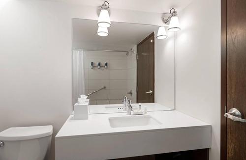 Winnipeg Hotel | Lakeview Signature, Trademark Collection by Wyndham