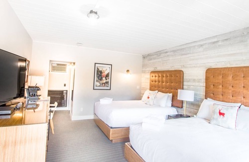 Town Centre Hotel | Lamphouse I Double Queen Room