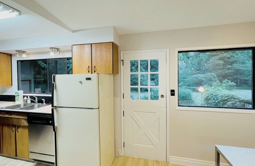 Langley House | Langley 3-bedroom on 9 Acre Greenbelt and River- B
