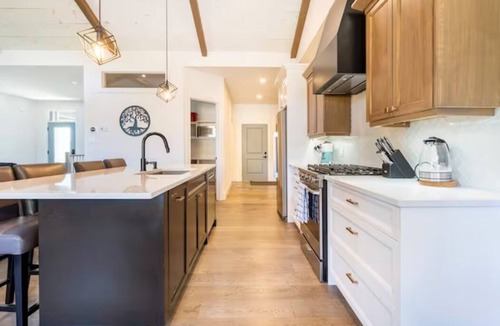 Zurich Cottage | Laporte Cottage | Hot Tub | Walk to Beach | Fire Pit | Grand Bend & Bayfield