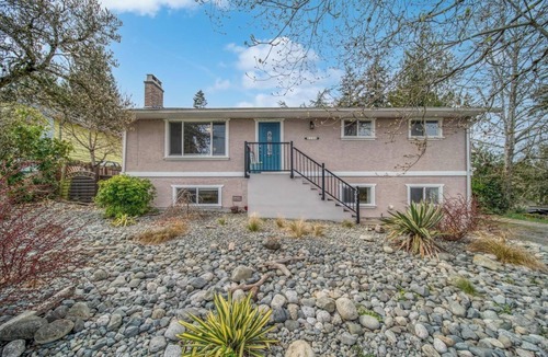 Sooke House | Large 2 bedroom suite with backyard