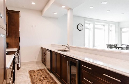 Southeast Kelowna House | Large Cozy Luxurious Home