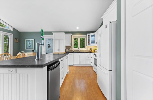 L'Isle-aux-Allumettes Cottage | Large family-friendly sandy beachfront cottage on the Ottawa River