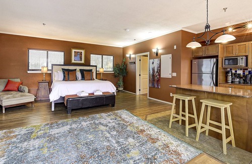 Central Okanagan House | Large Mansion great for events - Sleeps 28 - Private Theatre - Private Hot Tub