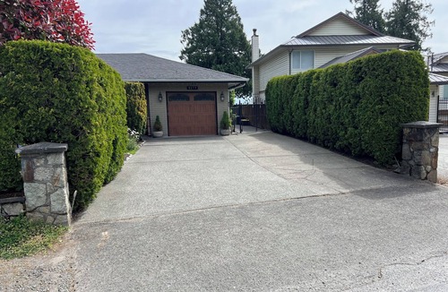 Cordova Bay Apartment | Large One Bedroom Suite Steps to Cordova Bay Sandy Beach and Mattick's Farm