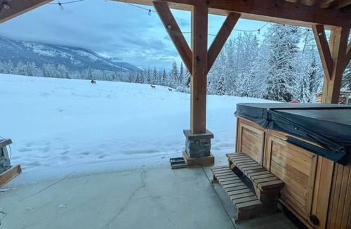 Blaeberry House | Laussedat Vista Mountain Cabin + Hot Tub