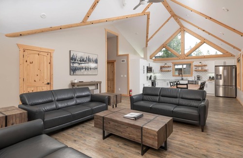 Valemount House | Lazy Moose Cabin Rental