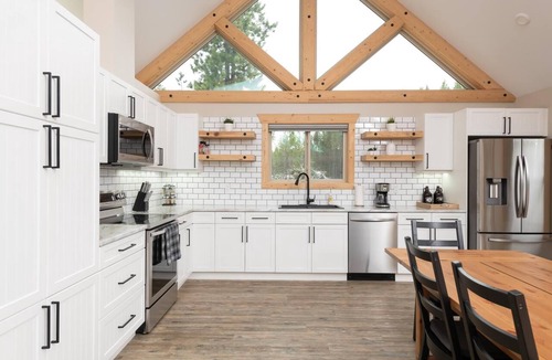 Valemount House | Lazy Moose Cabin Rental