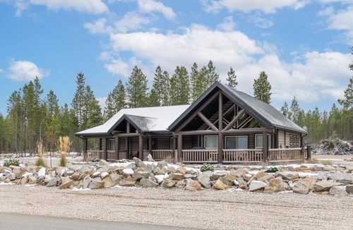 Valemount House | Lazy Moose Cabin Rental