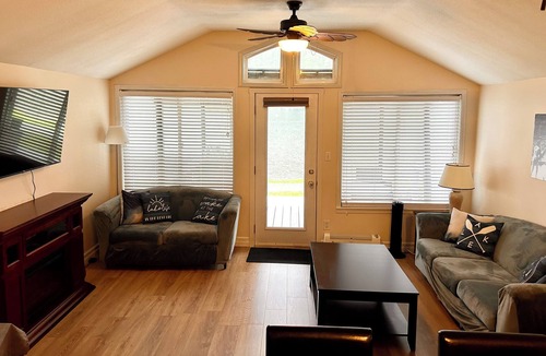 Cultus Lake Cottage | Lazy Views LAKE FRONT Cabin - Permit #22-107-039