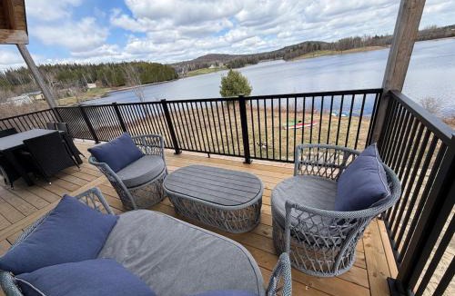 Notre-Dame-de-Pontmain Ski Chalet | Le Cerf, Waterfront, spa, games room, and kayaks