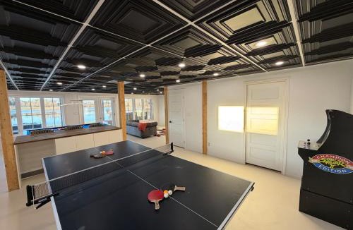 Notre-Dame-de-Pontmain Ski Chalet | Le Cerf, Waterfront, spa, games room, and kayaks