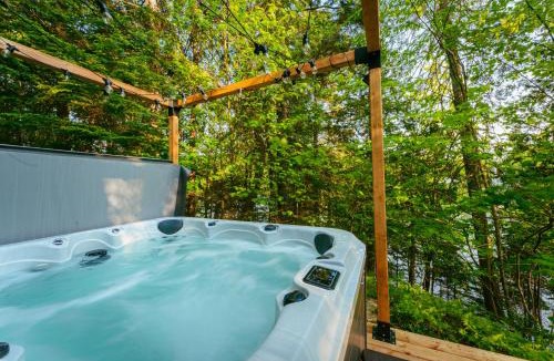 St-Adolphe-d'Howard Ski Chalet | Le Chalet Bleu, spa au bord du lac
