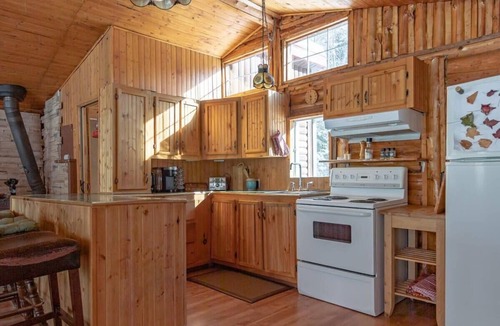 Mandeville Cabin | Le Chaperon Rouge | hot tub | dogfriendly
