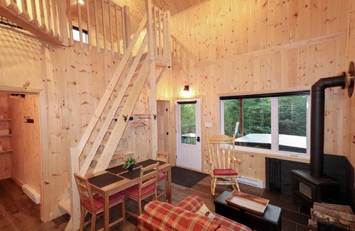 Shannon House | Le Colvert - Waterfront Cabin with Spa