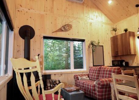 Shannon House | Le Colvert - Waterfront Cabin with Spa
