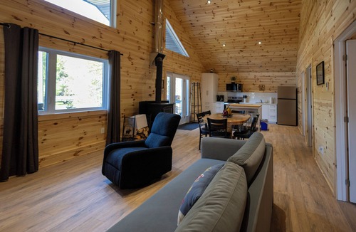 Saint-Luc-de-Bellechasse Ski Chalet | Le Godendard SPA privé/Foyer 6 pers