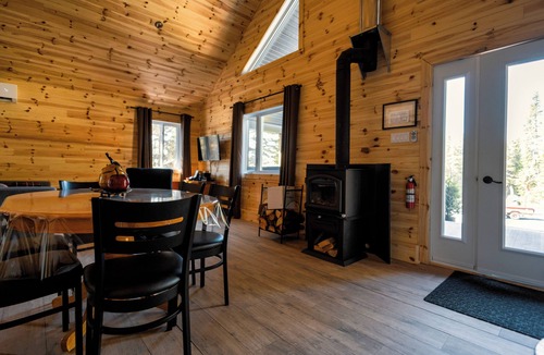 Saint-Luc-de-Bellechasse Ski Chalet | Le Godendard SPA privé/Foyer 6 pers