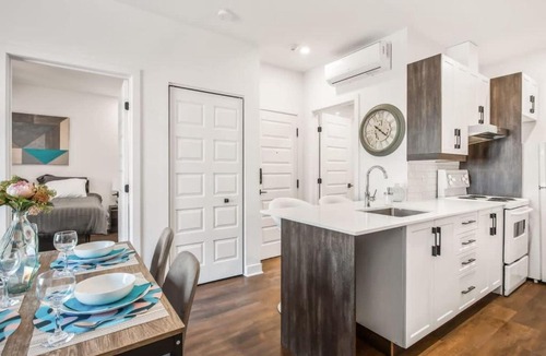 Mile End Apartment | Le Mile End by M11 - Modern 1 BDR Unit with Sofa Bed